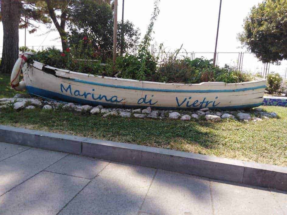 Villetta storica in stile italiano con balconi e finestre a vetri, circondata da alberi e piante verdi, in un quartiere tranquillo e ricco di fascino.