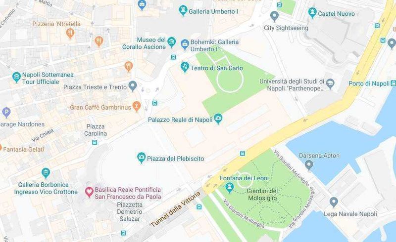 Piazza del Plebiscito a Napoli, vista della zona centrale con monumenti storici e spazi pubblici vivaci, perfetta per visite turistiche e passeggiate nel cuore della città.
