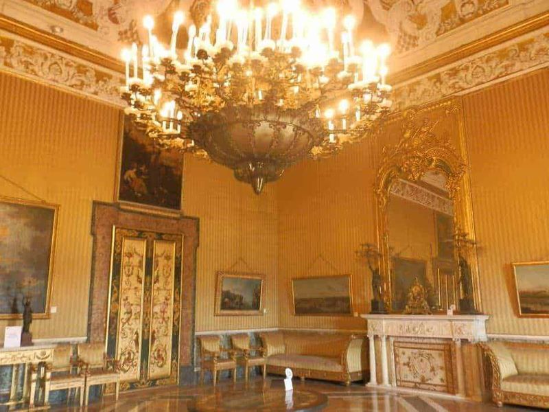 File name: salone-di-lusso-arredamento-elegante.jpg.