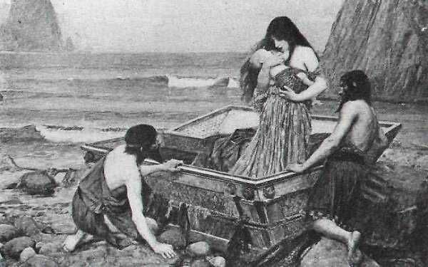 Una donna che abbraccia un bambino all’interno di una vasca da balneazione sulla spiaggia.