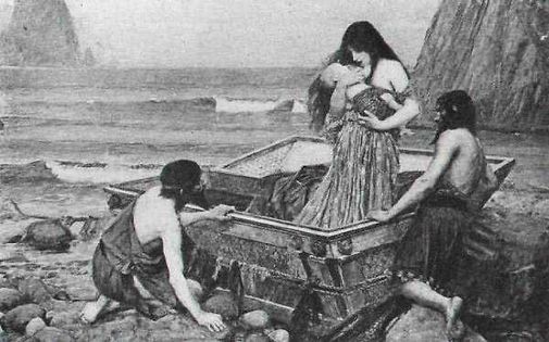 Perseo e Medusa, storia di un mito 2 Una donna che abbraccia un bambino all’interno di una vasca da balneazione sulla spiaggia.