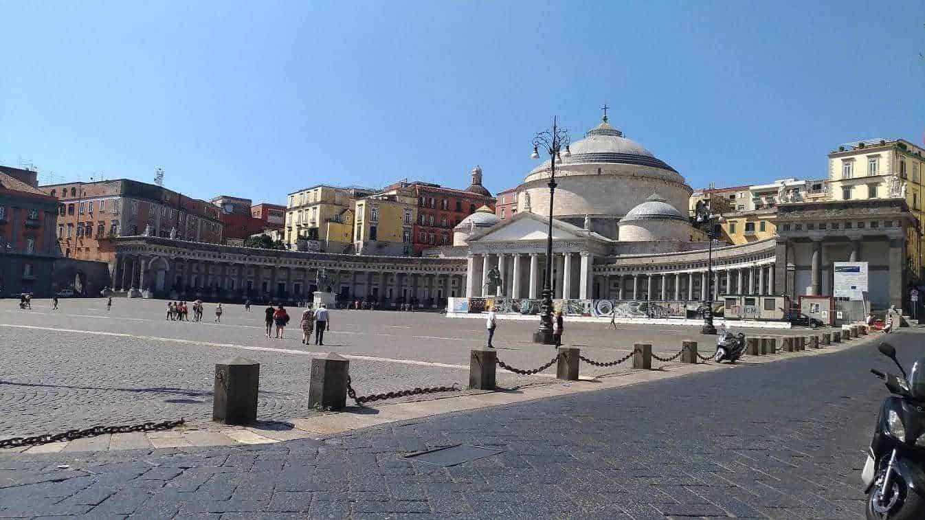 Antica Chiesa di San Ferdinando a Napoli, esempio di architettura neoclassica nel cuore del centro storico. Un iconico sito turistico e culturale della città partenopea.
