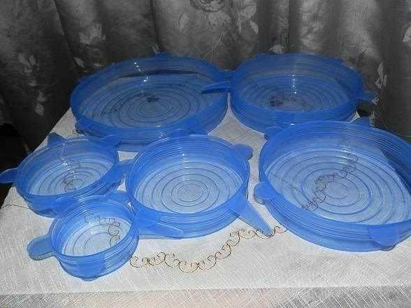 Contenitori in plastica trasparente di diverse dimensioni, impilabili e ideali per conservare alimenti o altri oggetti in modo organizzato e resistente.