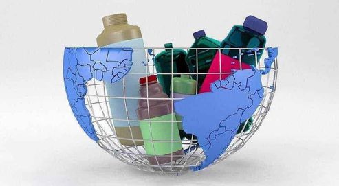 Plastica monouso 2021, 8 motivi per non riciclare e rimedi 7 Bombole di plastica all'interno di una ciotola con mappa del mondo in plastica, simbolo di rifiuti e inquinamento ambientale, focus sulla gestione dei rifiuti plastici e sul riciclo.