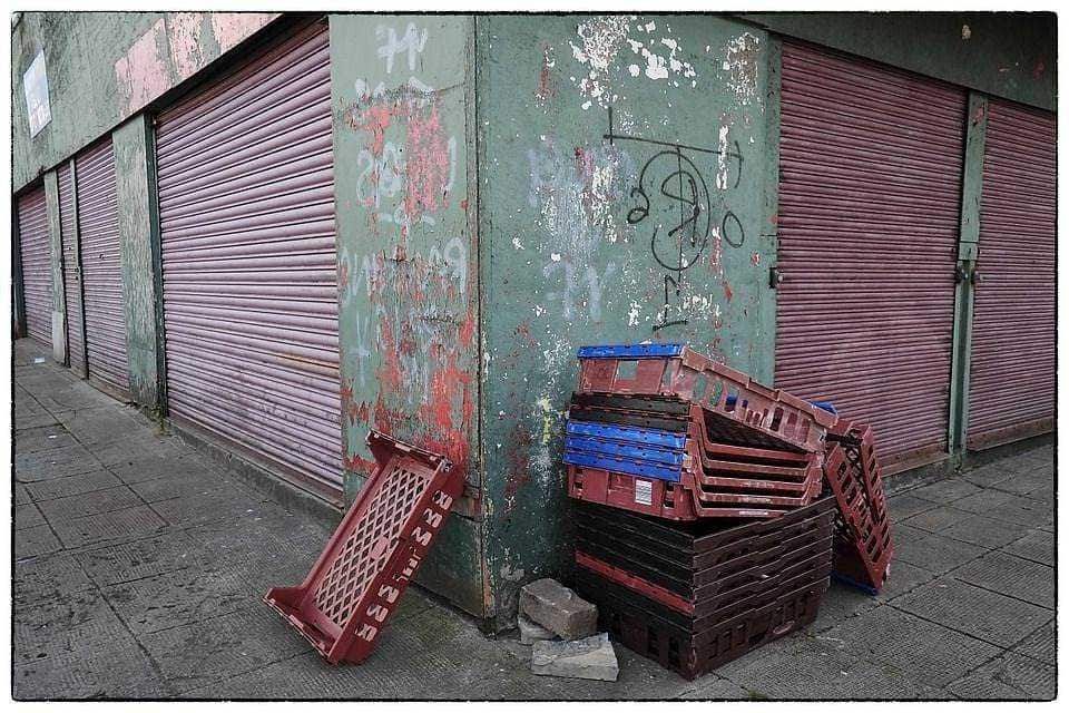 _vecchio-magazzino-con-porte-automatiche-in-metallo-e-casse-di-frutta-posa-discarica-urbana_.