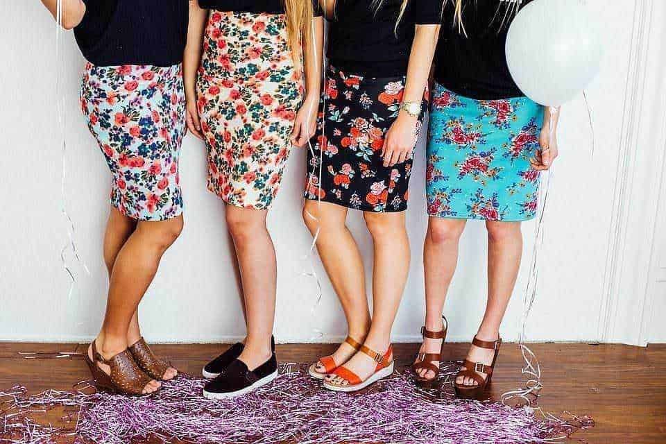 Variante di gonne floreali da donna con scarpe estive eleganti e casual per occasioni di festa e tempo libero.