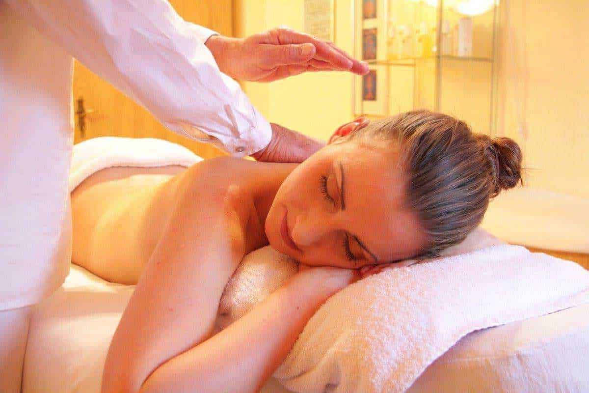 Massaggiatrice che offre un massaggio rilassante a donna che si gode un trattamento di benessere in spa.