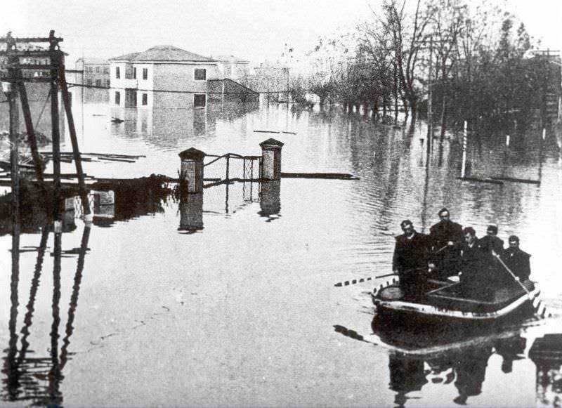 Alluvione a Savona, periodo storico, drammatico evento di emergenza, popolazione e soccorso, danni da allagamento, droni per emergenze, esperienze di integrazione, analisi di impatti ambientali, ricostruzione storica, foto storiche, ricordi di emergenza.