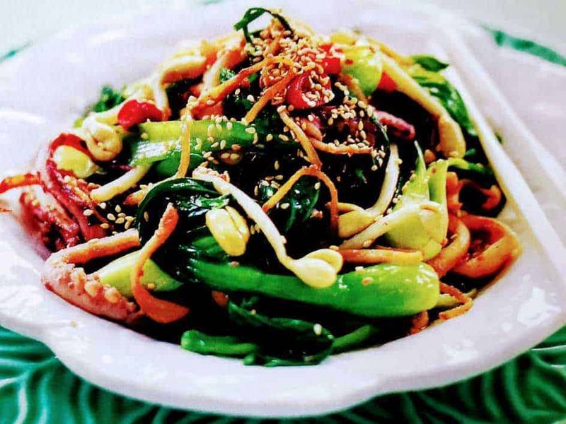 Fusilli di pasta integrale con verdure miste, germogli e semi di sesamo, piatto salutare e gustoso. Perfetto per una dieta equilibrata e ricca di nutrienti, ideale per un pranzo leggero o cena salutare.