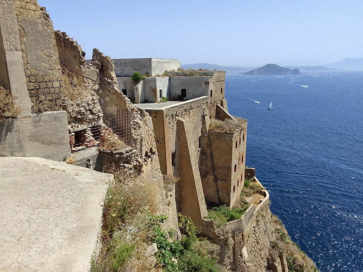 Terra Murata, la zona del castello, si trova nel punto più alto di tutta l’isola di Procida