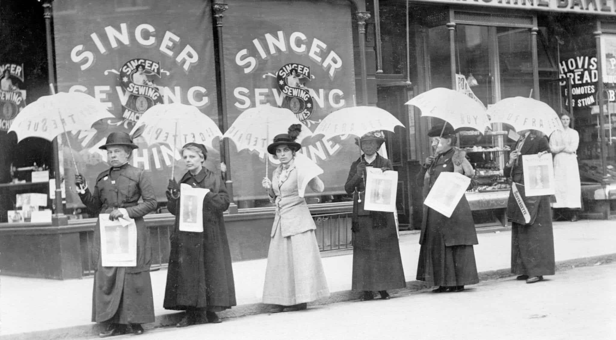 Donna nell'800: diritto di proprietà, lavoro e matrimonio. Attiviste del movimento suffragetta durante una manifestazione pubblica. 