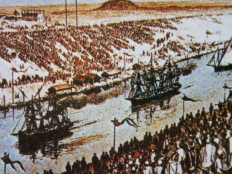 Mezzi di trasporto nel 1848 con Jules Verne e Fogg 4 Grandi folle di persone che assistono a un'esibizione di acrobati e spettacoli con barche sulla neve durante un festival in estate. Eventi culturali all'aperto con coinvolgimento di migliaia di spettatori.