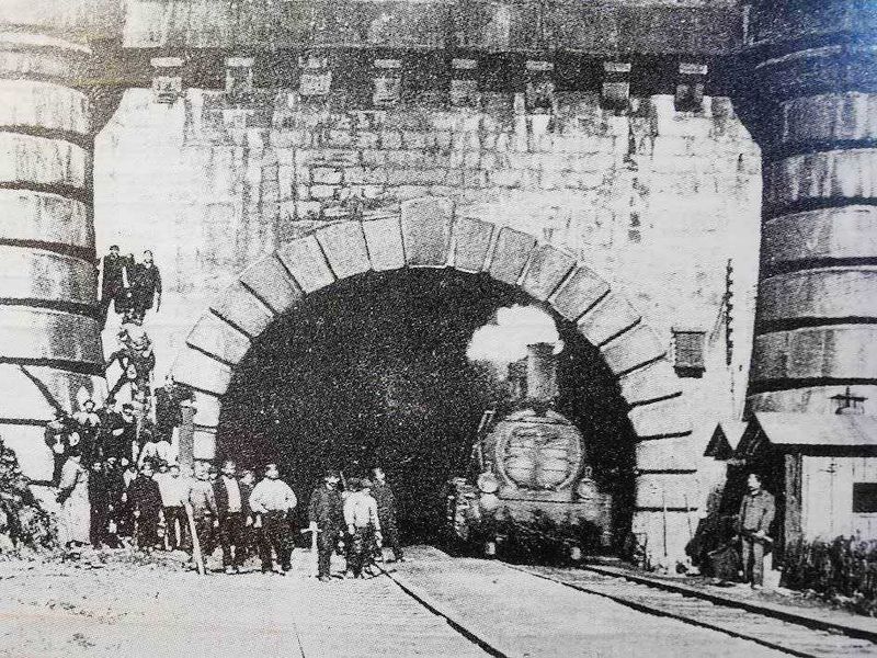 Mezzi di trasporto nel 1848 con Jules Verne e Fogg 5 Vapore train che entra in galleria storica, trilogia ferroviaria antica, costruzione di tunnel, viaggio in treno, trasporto ferroviario storico, patrimonio industriale.