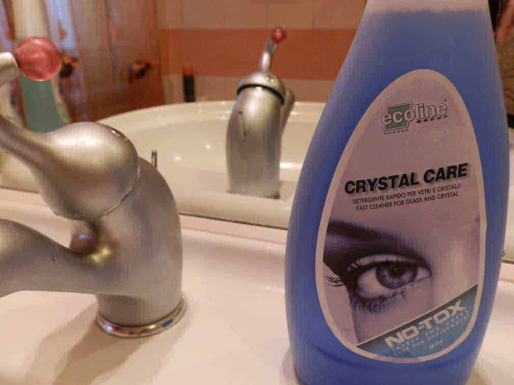 Pulitore rapido vetri e cristalli EcoLine Crystal Care, perfetto per superfici di vetri e cristallo, efficace contro macchie e aloni, ideale per mantenere i vetri cristallini e trasparenti.