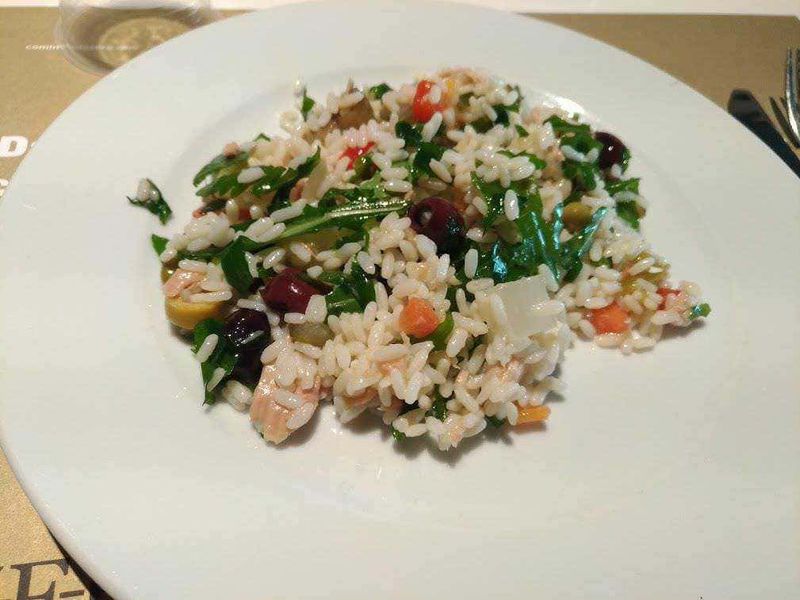 Riso integrale con verdure e pollo, piatto sano e gustoso, perfetto per diete equilibrate. Cottura accurata, ingredienti freschi, presentato su un piatto bianco, ideale per blog di ricette salutari e menu nutrienti.