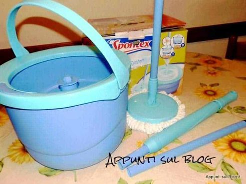 Spontex: un riccio a difesa delle pulizie 15 Microfibra, attrezzo per pulizie e pulizie domestiche, con dettaglio di bobina di panno in microfibra.