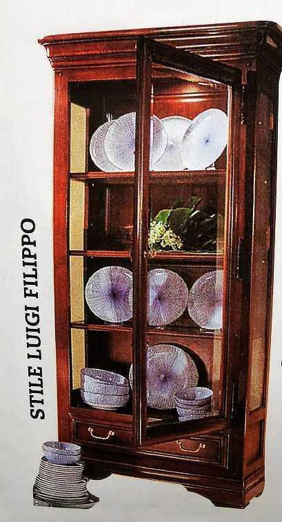 Elegante vetrina in legno con piatti e stoviglie in ceramica, perfetta per arredi classici e di charme. Ideale per esposizione e conservazione di porcellane e accessori da cucina. Stile vintage e raffinato.