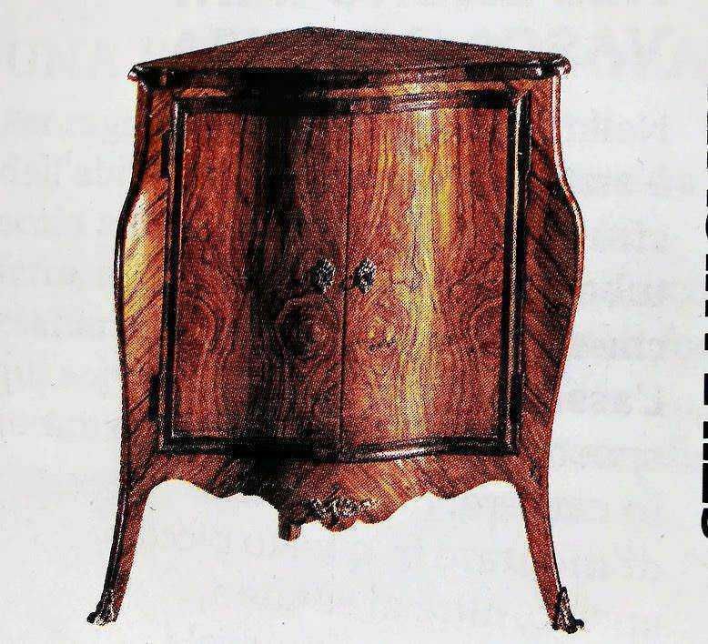 Arredo classico, conosci i 4 stili più famosi? 3 Antica credenza in legno massiccio con dettagli artigianali, stile classico e design elegante, perfetta per arredare soggiorno o camera da letto con un tocco vintage e raffinato.