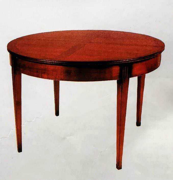 Elegante tavolo in legno con superficie rotonda e design classico, perfetto per ambienti eleganti e raffinati. Ideale come tavolo da soggiorno o sala da pranzo, realizzato con materiali di alta qualità e finiture artigianali.