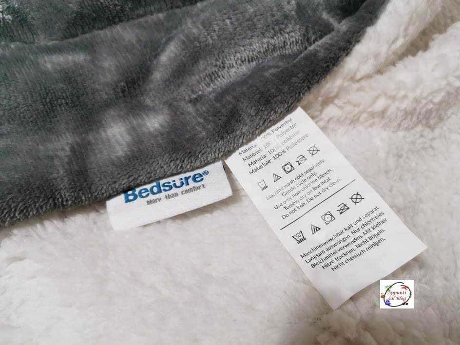 Lavanderia tendaggi con etichette di cura.