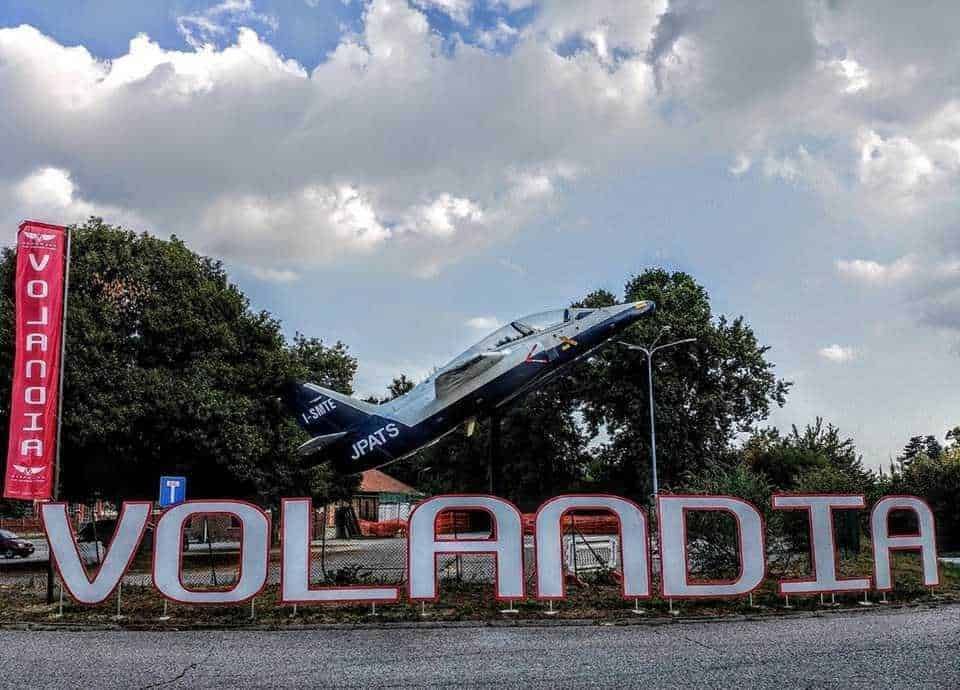 Volo sperimentale con jet da combattimento sopra il cartello di Volandia, famoso parco aeronautico e museo dell'aviazione a Somma Lombardo, vicino a Malpensa. Un'attrazione unica per gli appassionati di aeronautica.