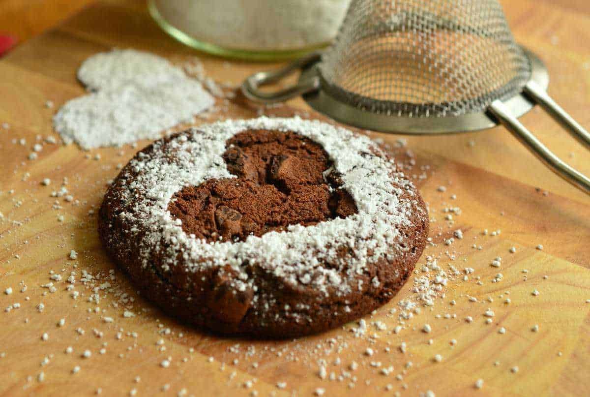 Crema fresca in ciotola, perfetta per ricette di cucina e dolci homemade, ingredienti naturali, preparazione semplice.