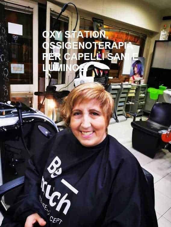 Oxy Station ossigenoterapia per capelli sani e luminosi in un salone di bellezza.