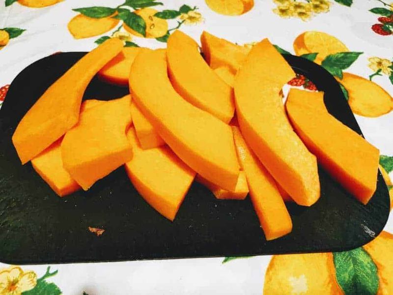 Sformato di zucca al microonde e grill prelibata 4 Succhi di melone fresco e maturato, tagliati a fette, pronti per essere gustati come spuntino salutare o dessert naturale. Melone succoso ideale per alimenti estivi e ricchi di vitamine.