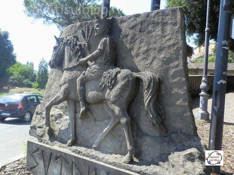 Tuscia romana: 5 Borghi medievali Alto Lazio 2 Monumento a Saturno all'ingresso del borgo di Sutri