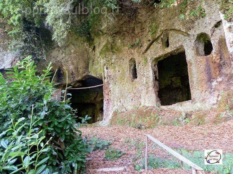 Tuscia romana: 5 Borghi medievali Alto Lazio 3 Antico Mitreo di Sutri scavato nella roccia tufacea