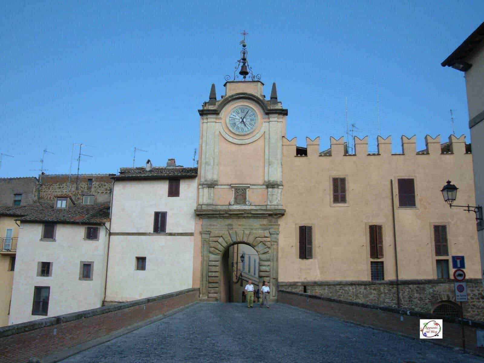 Castello degli Anguillara e torre dell'orologio a Capranica