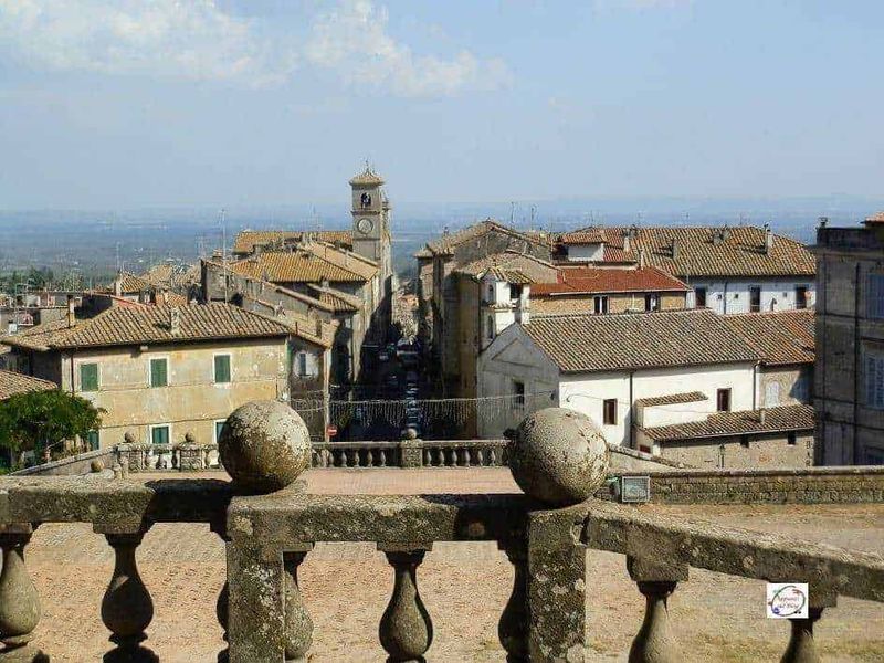 Tuscia romana: 5 Borghi medievali Alto Lazio 7 Panorama di Caprarola nella Tuscia romana