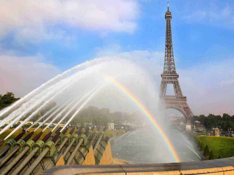 Torre Eiffel con fontane e arcobaleno, celebre monumento di Parigi, Francia, sorgente turistica iconica, scena urbana storica, foto di viaggio e cultura.