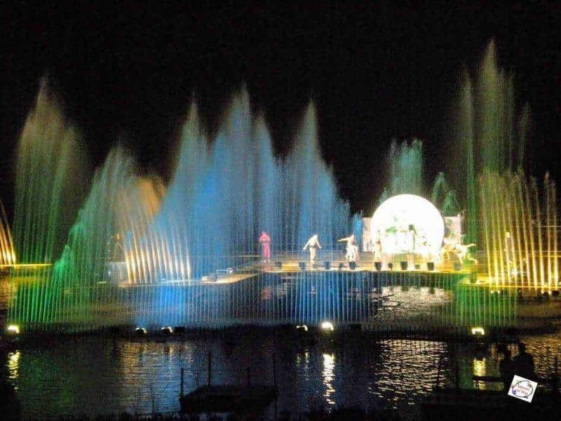 10 fontane artesiane coreografiche in Europa, da Villa d'Este in poi 16 Fountain spettacolare illuminata con luci colorate e giochi d'acqua a Villa Borghese, Roma, illuminata di notte, perfetta per foto ricordo e eventi notturni.