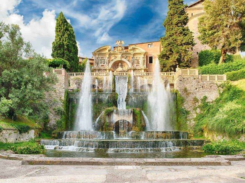 Fonte storica con fontana ornamentale, decorazioni barocche, paesaggio naturale e architettura classica sullo sfondo, ideale per approfondimenti sui luoghi storici e culturali italiani.
