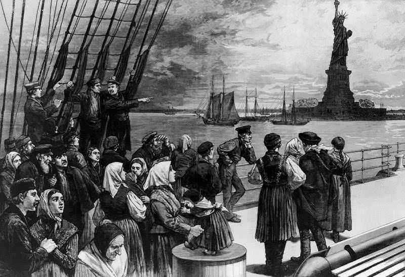 Passeggeri e marinai sulla nave in partenza con la Statua della Libertà visibile sullo sfondo, scena storica di emigrazione e arrivo negli Stati Uniti.