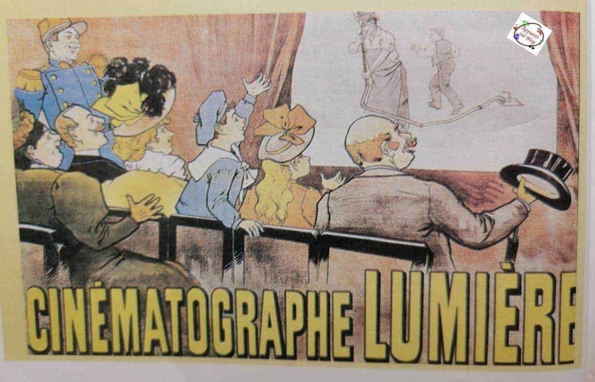Cinematografi Lumière, scena storica di un proiezione cinematografica, con pubblico rivolto allo schermo, rappresenta l'inizio del cinema e l'arte della cinematografia.