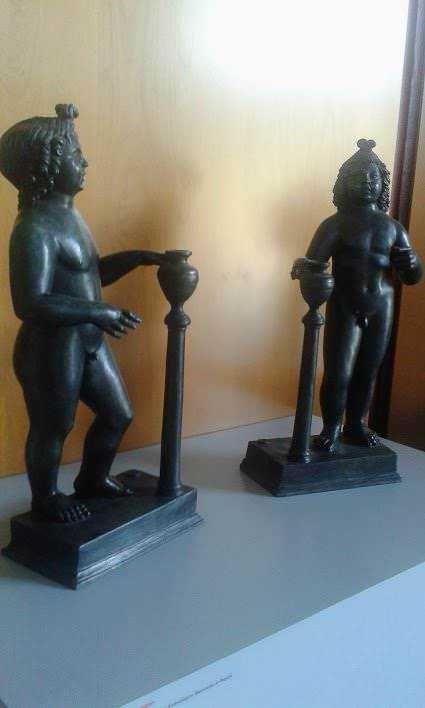 Figure di bambini in stile antico, statue in ottone con base, decorazioni artistiche antiche, arredamento elegante, elementi di arredamento classico, pezzi d’arte da collezione, decorazione per ambienti sofisticati, oggetti di epoca storica.