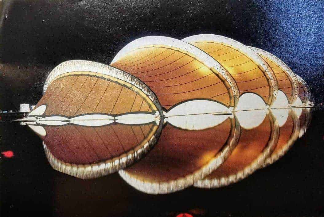 Lampadario a forma di conchiglia moderna riflessa sull'acqua notturna, decorazione di design elegante per ambienti raffinati e di tendenza. Perfetto per l'arredamento contemporaneo.