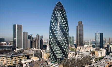 Grattacielo Gherkin a Londra con skyline urbano, architettura moderna e grattacieli, simbolo innovativo del centro finanziario.