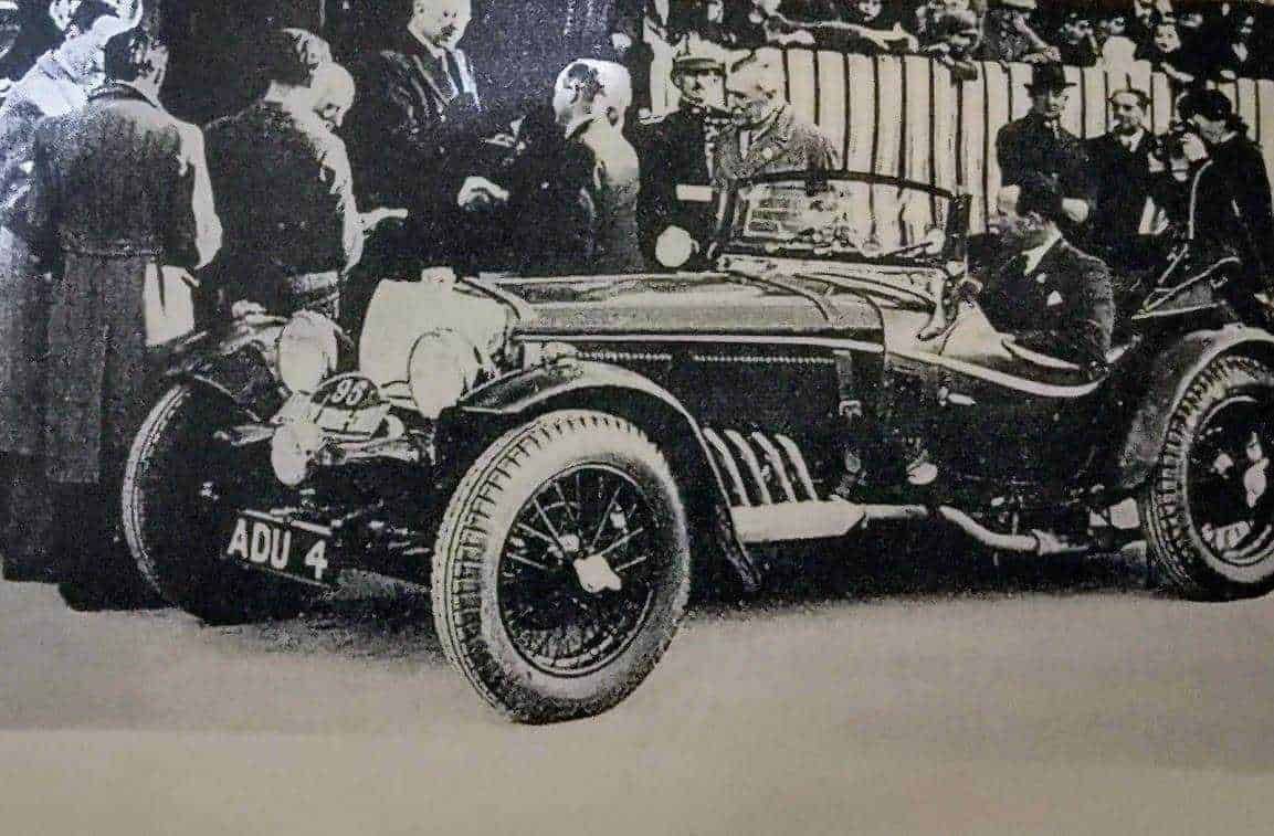 Fiat e taylorismo: Fiat Industria Auto e Taylorismo: la Storia dal 1899. Auto d'epoca con persone in abiti storici a un evento automobilistico di inizio Novecento