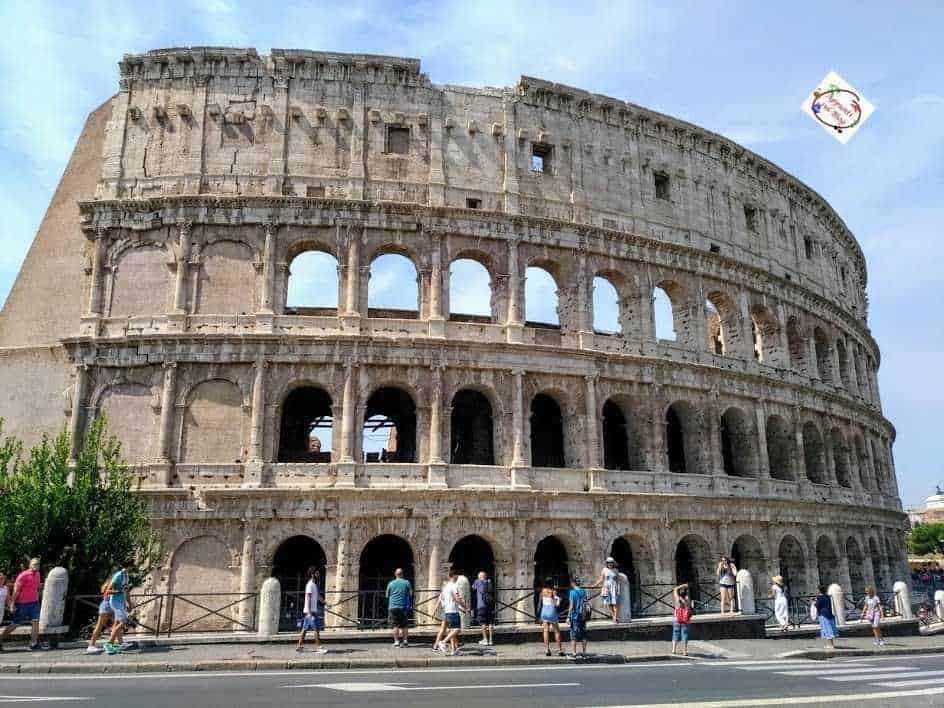 Antica struttura del Colosseo di Roma, simbolo storico e turistico dell'Italia, visitato da turisti di tutto il mondo, esempio di architettura romana antica e patrimonio culturale mondiale.