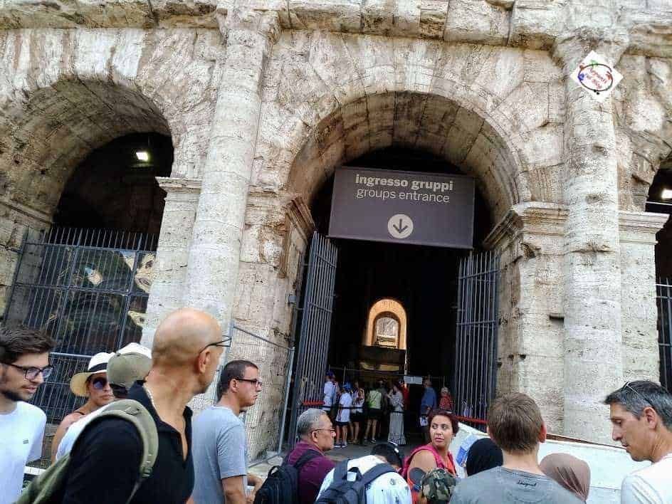 Ingresso del Colosseo romano con visitatori