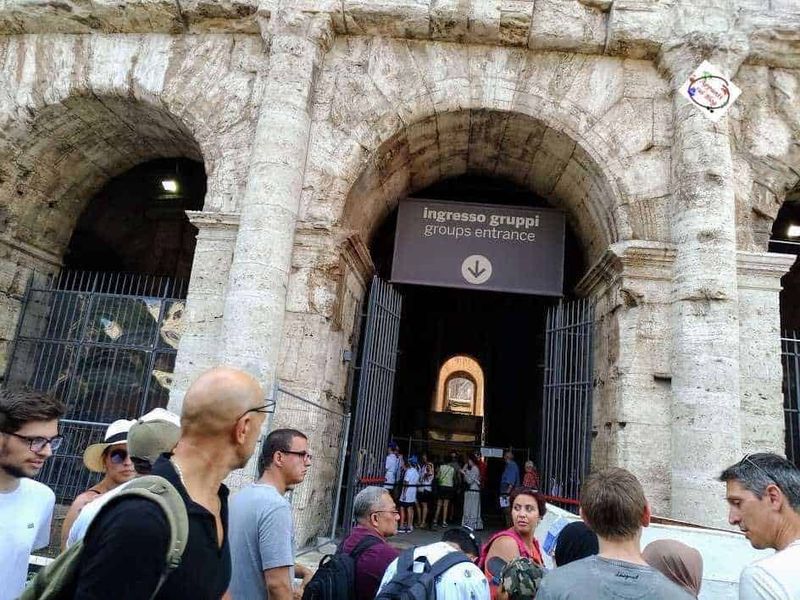 La storia e le curiosità del Colosseo di Roma 7 Ingresso del Colosseo romano con visitatori