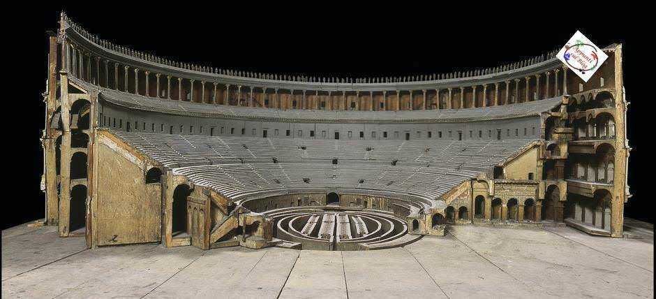 Struttura esterna del Colosseo di Roma con gli archi sovrapposti