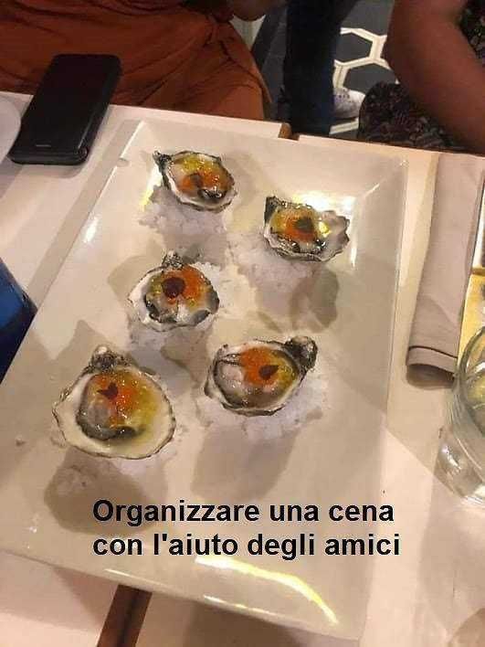 Freschi frutti di mare su un piatto elegante, perfetti per organizzare una cena tra amici gourmet. Presentazione raffinata e assaggio di sapori autentici per momenti conviviali indimenticabili.