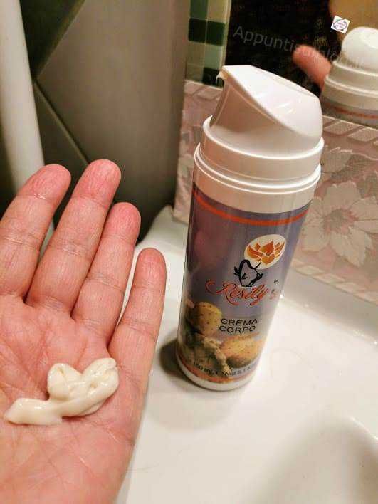 Crema corpo naturale in tubo con elementi botanici, ideale per idratare la pelle.