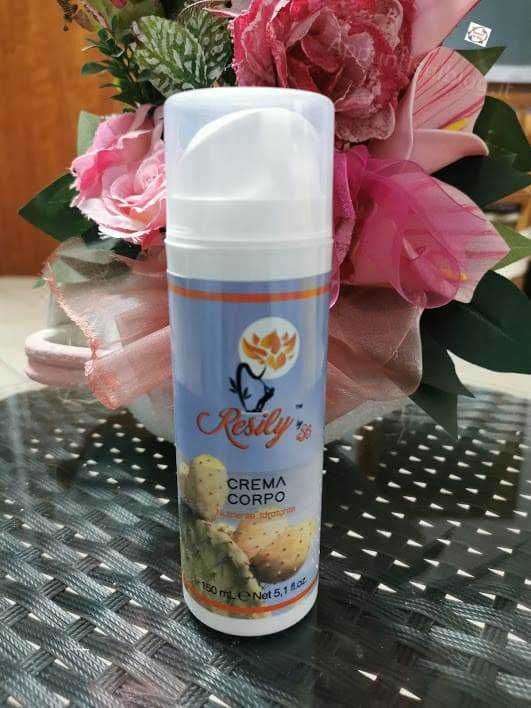 Burro corpo Resily, crema idratante in confezione spray, ideale per cura della pelle, con ingredienti naturali, in elegante contenitore bianco e blu.