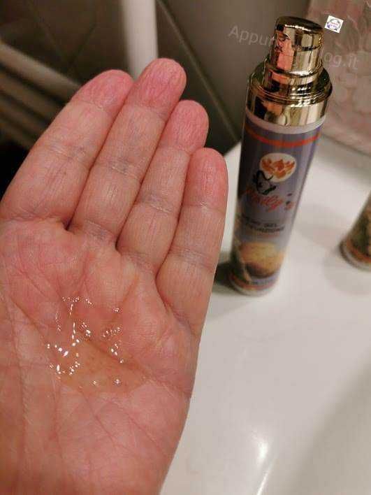 Crema viso idratante in forma liquida con pump, concentrazione di ingredienti nutrienti, per cura della pelle del viso.