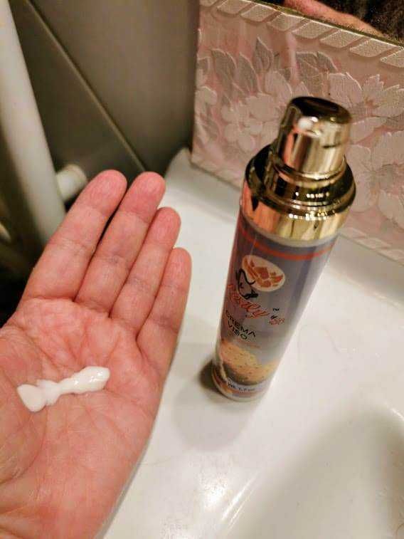 Crema viso idratante applicata sulle mani, flacone di crema cosmetica viso, cura della pelle, prodotti di bellezza, routine quotidiana di cura della pelle, skincare.